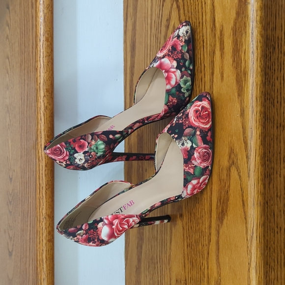 Just Fab 3 inch heels, Rose pattern red and black - Picture 1 of 6